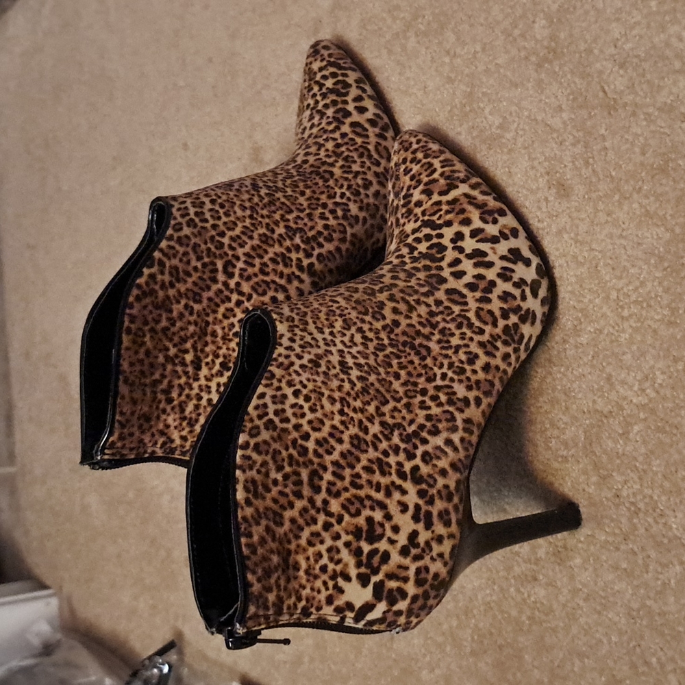 Carlos Santana boots, 8 1/2, leapord print with fabric
